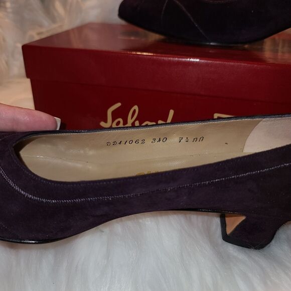 Vintage Salvatore Ferragamo plum suede pumps - Picture 4 of 6